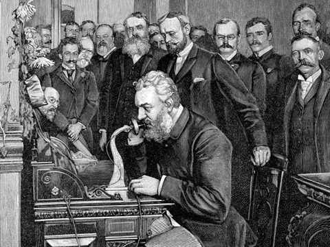 Alexander Graham Bell với chiêc điện thoại đầu tiên trong lịch sử
