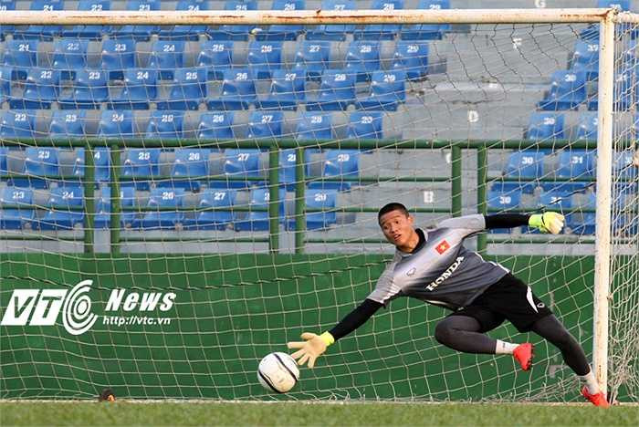 Phí Minh Long dù nhanh nhẹn nhưng vẫn khá yếu khi gặp phải những tình huống đối phương sút chéo góc vào bên phải