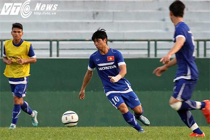 Công Phượng tổ chức phản công trong vai trò một cầu thủ phòng ngự