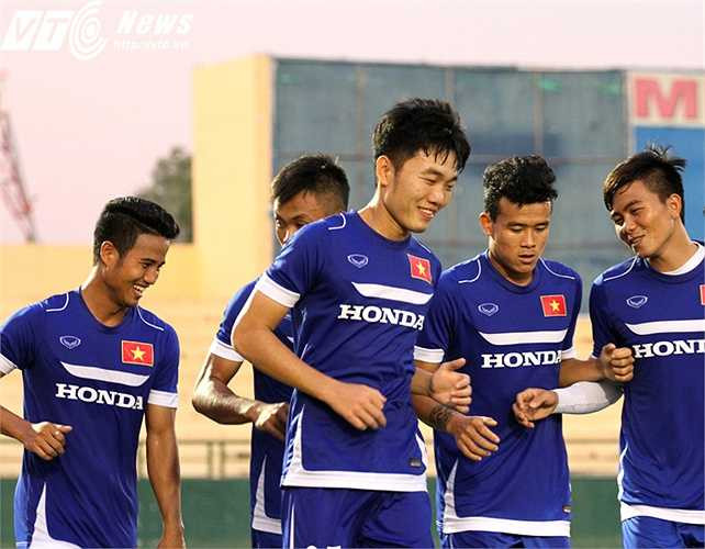 Tinh thần cả đội U23 Việt Nam hiện đang rất tốt. Xuân Trường nở nụ cười trong ngày trở lại tập luyện