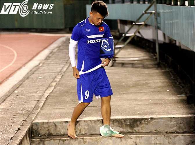 Văn Thành vẫn còn bị đau ở mắt cá kể từ sau khi 'cày ải' quá sung ở VCK U21 Quốc gia lẫn U21 Quốc tế hồi tháng trước