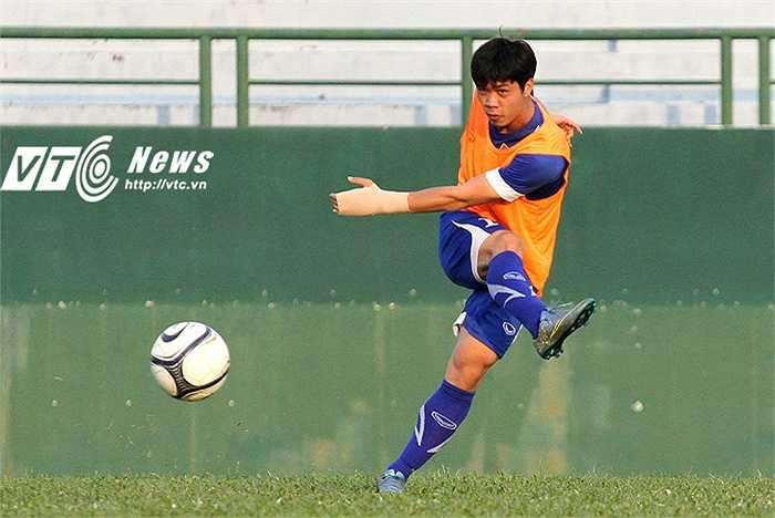 Công Phượng hăng say tập dứt điểm