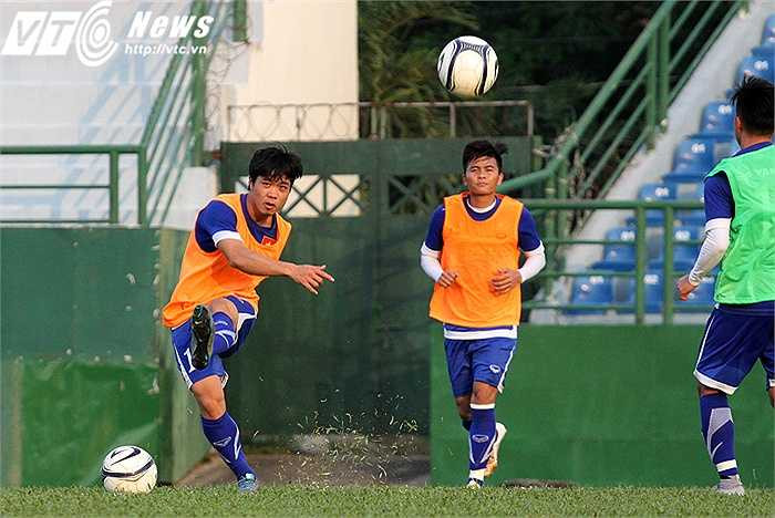 Tuy nhiên, khả năng dứt điểm của U23 Việt Nam vẫn còn rất kém, với tỉ lệ rất thấp là sút 10 vào 2. Trong ảnh, Công Phượng đang... 'bắn chim'