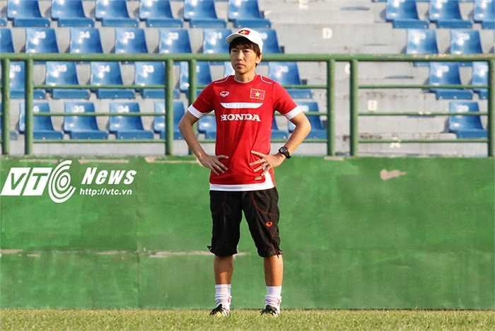 Chứng kiến học trò dứt điểm kém, HLV Miura bình thản đến lạ. Ông không quát tháo hay cáu gắt gì cả. Có lẽ Miura cũng muốn giảm tải sự căng cứng tinh thần cho các cầu thủ