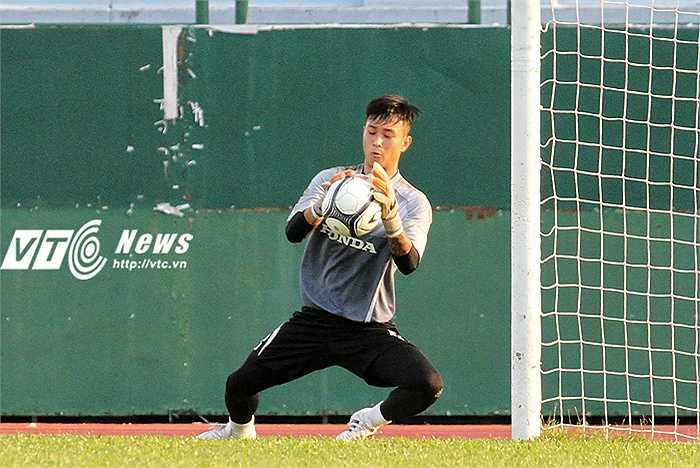 Về phần thủ môn U23 Việt Nam, Nguyễn Hoài Anh (ảnh), Văn Tiến và Minh Long dường như sẽ là ba gương mặt chính thức cùng đội sang Qatar