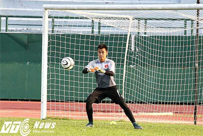 Văn Tiến vững vàng trong khung sắt