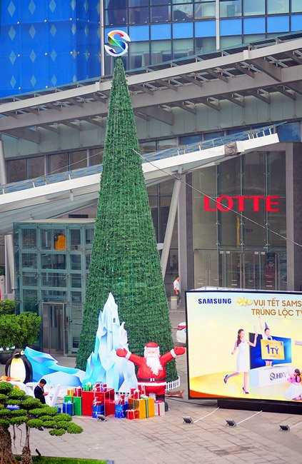 Cây thông chỉ vừa mới được hoàn thiện trước đêm Giáng sinh ít ngày.