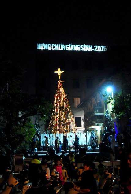 Tại các nhà thờ ở Hà Nội, cây thông Noel đều không thể thiếu trong ngày mừng Chúa ra đời. Trong số ấy, cây thông Noel tại nhà thờ Hàm Long nổi bật hơn cả bởi kích thước và ánh sáng rực rỡ.