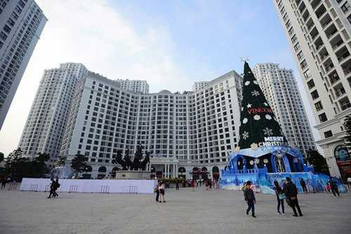 Năm 2013, Royal City từng trang trí cây thông lớn nhất Việt Nam, cao 32,5m, nặng 5 tấn và trang trí gần 100.000 bóng đèn led. Năm nay, cây thông Noel được trang trí đơn giản hơn nhưng kích thước không thay đổi nhiều.