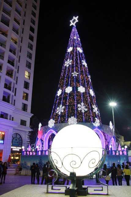 Về đêm, cây thông Noel ở Royal City tỏa sáng lung linh, thu hút nhiều người.