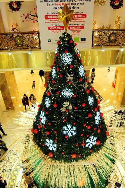 Trung tâm thương mại Tràng Tiền Plaza cũng chào đón lễ Giáng sinh 2015 bằng một cây thông Noel thuộc dạng “khủng”.