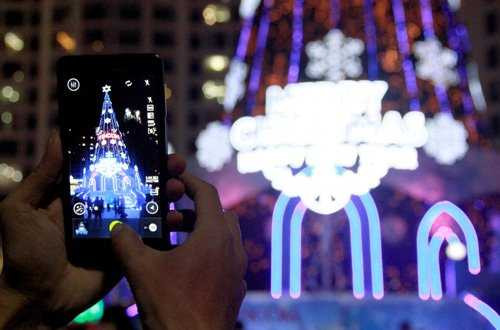 Nhiều người dùng điện thoại chụp lại những khoảnh khắc đẹp cùng cây thông Noel “khủng”.