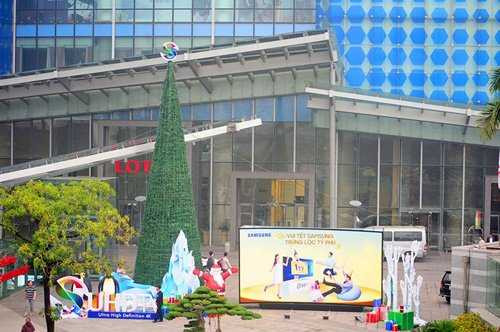 Cây thông Noel cao hơn 10m được đặt ở trước cửa tòa nhà Lotte trên đường Đào Tấn (Ba Đình).