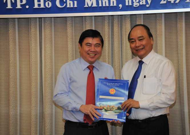 Phó Thủ tướng Nguyễn Xuân Phúc trao Quyết định phê chuẩn chức danh Chủ tịch cho Chủ tịch UBND TPHCM Nguyễn Thành Phong