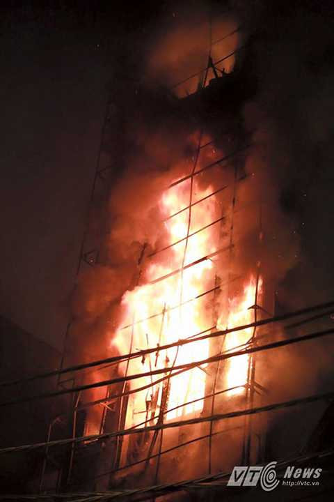 Ngọn lửa ngùn ngụt bao trùm hai căn nhà