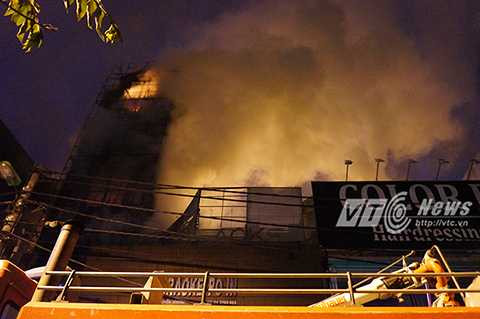 Cột khói bốc cao tới hàng chục mét, người dân sinh sống cách đó hàng trăm mét vẫn có thể ngửi thấy mùi khét lẹt