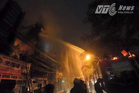 Lực lượng CS PCCC nhanh chóng tiếp cận hiện trường, triển khai công tác dập lửa.