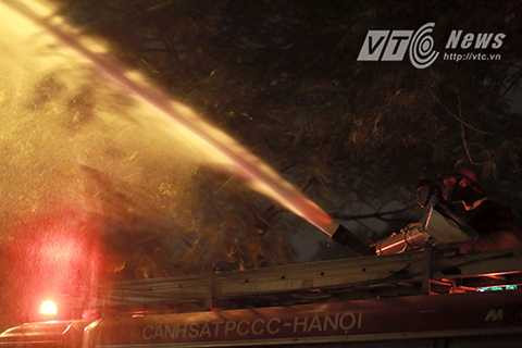 Công tác chữa cháy gặp khó khăn do hiện trường có nhiều vật dụng dễ cháy, dễ bắt lửa.