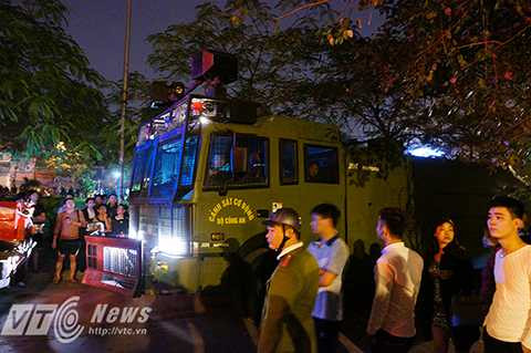 Xe đặc chủng của CSCĐ được tăng cường đến hiện trường hỗ trợ công tác dập lửa.