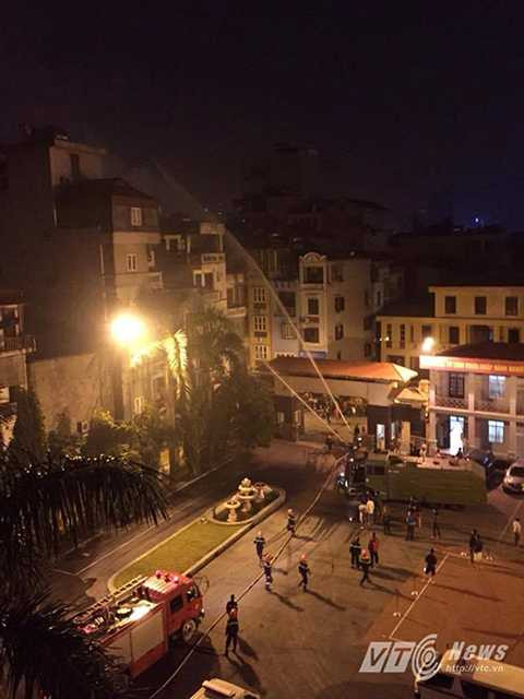 Các mũi chữa cháy tiếp cận hiện trường từ hai phía: mặt đường Nguyễn Khang và sân của Bộ tư lệnh cảnh sát cơ động.