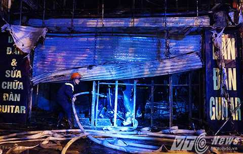 Lực lượng CS PCCC tiến hành công tác làm mát hiện trường.