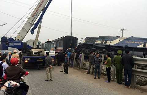 Hiện một cẩu 100 tấn đường sắt và 1 cẩu 100 tấn đường bộ đã được điều động đến để khắc phục hậu quả Hiện một cẩu 100 tấn đường sắt và 1 cẩu 100 tấn đường bộ đã được điều động đến để khắc phục hậu quả