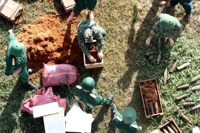 Các quả đạn được thu gom lại một chỗ sau đó được phân loại. Ảnh: Lâm Thiên