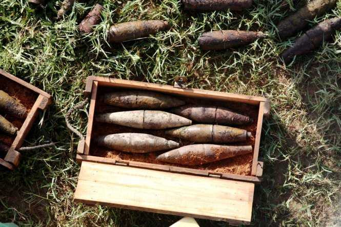 Các quả đạn cối hầu hết đã hoen rỉ. Ảnh: Lâm Thiên