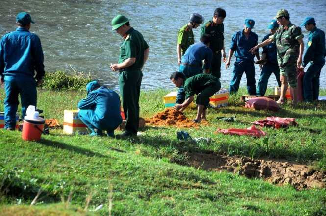 Lực lượng lấy đất trộn sơ dừa để chèn các quả đạn chống va đạp mạnh. Ảnh: Lâm Thiên