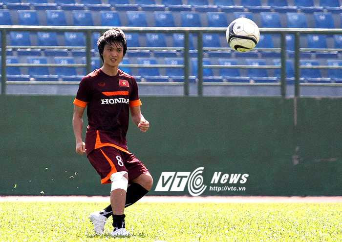 Tuấn Anh đã có thể thực hiện tốt những pha phất bóng dài (ảnh: Hoàng Tùng)