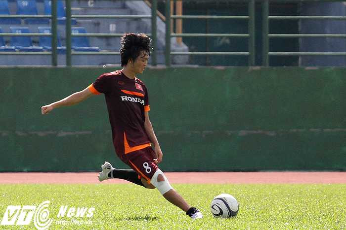 Tuấn Anh cũng thi triển khả năng chuyền bóng hai chân như một trong buổi tập sáng nay (ảnh: H.T)
