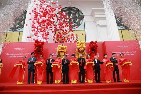 Nghi lễ cắt băng khánh thành Vincom Plaza Việt Trì.JPG Nghi lễ cắt băng khánh thành Vincom Plaza Việt Trì.JPG