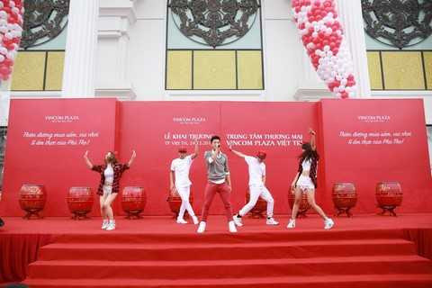 Ca sỹ Trọng Hiếu - Vietnam Idol 2015 đã làm sôi động lễ khai trương Vincom Plaza Việt Trì Ca sỹ Trọng Hiếu - Vietnam Idol 2015 đã làm sôi động lễ khai trương Vincom Plaza Việt Trì
