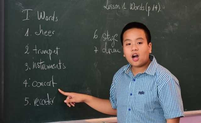Thần đồng Đỗ Nhật Nam dạy tiếng Anh miễn phí cho học sinh ở Hà Nội.