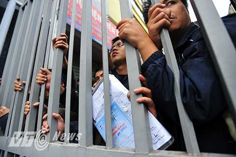 Càng gần đến giờ mở cửa, càng đông người đứng xếp hàng trước điểm tiêm chủng vaccine tịa phòng khám đa khoa 182 Lương Thế Vinh (Bệnh viện Đại học Quốc gia Hà Nội). 