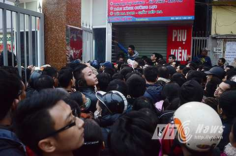 Đến thời điểm 7 giờ sáng ngày 25/12, con số người tập trung tại cổng phòng khám đã lên đến hơn 300 người.