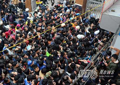 Cảnh tượng chen lấn xô đẩy đến kinh hoàng