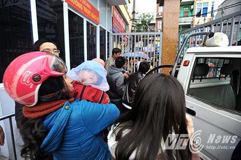 Cảnh chen lấn, xô đẩy rất nguy hiểm liên tục diễn ra.