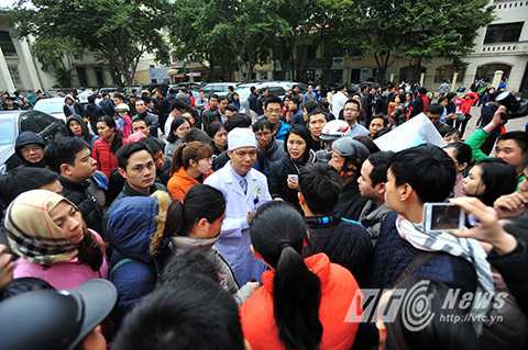 Ông Vũ Ngọc Trung, lãnh đạo điểm tiêm vắc xin dịch vụ thuộc phòng khám đa khoa 182 Lương Thế Vinh (Đại Học Quốc Gia Hà Nội) cho biết: “Do lượng người đổ về đây quá đông dẫn đến tình trạng chen lấn xô đẩy hỗn loạn không đảm bảo an toàn nên chúng tôi đã quyết định hoãn tiêm vắc xin trong ngày 25/12. Dự kiến thông tin về thời gian tiêm chủng sẽ được cập nhật trên website của bệnh viện vào chiều tối nay.”