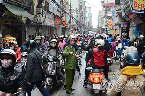 Đường Lương Thế Vinh rơi vào tình trạng ùn tắc cục bộ do lượng người đổ về đây quá đông.