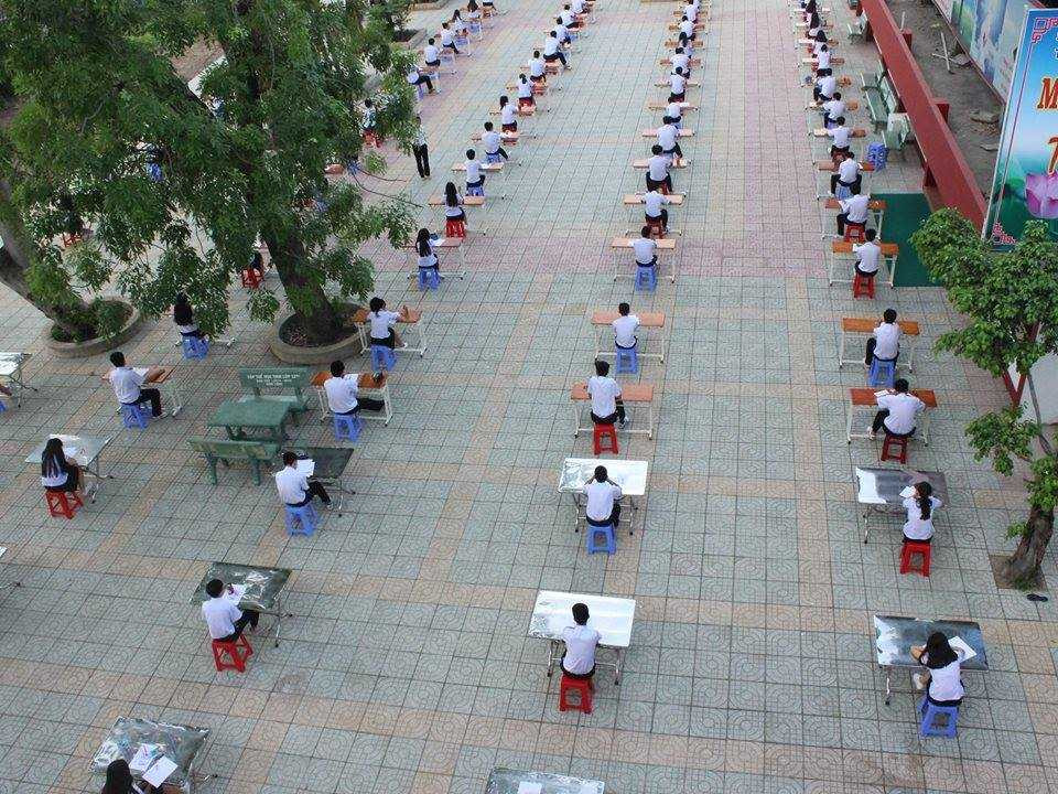Học sinh THPT An Dương Vương ngồi thi sân trường