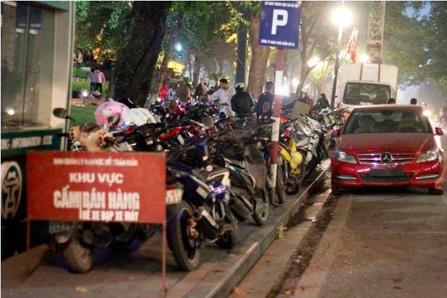 Bãi gửi <a href='https://vtcnews.vn/oto-xe-may.31.0.html' >ô tô</a>, xe máy trên phố Lê Lai, gần tượng đài Lý Thái Tổ.