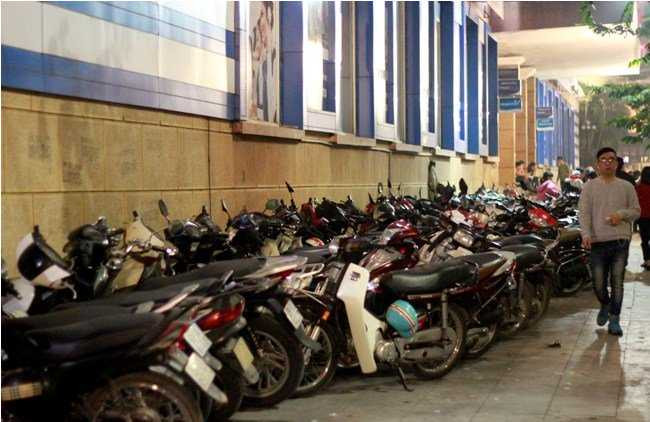 Một bãi gửi xe khác trên vỉa hè đường Đinh Tiên Hoàng, đoạn trước cửa Bưu điện Hà Nội.