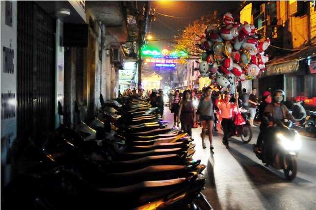 Bãi gửi xe tự phát chiếm hết vỉa hè phố Đinh Liệt “đẩy” người đi bộ xuống lòng đường.