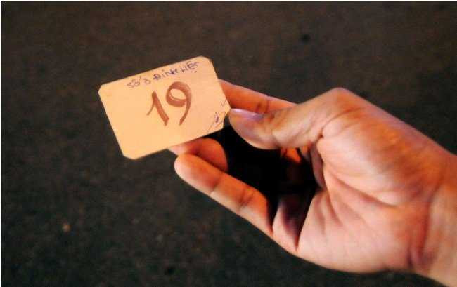 Vé gửi xe cũng được làm rất sơ sài vì chỉ phục vụ người dân trong đêm Noel.