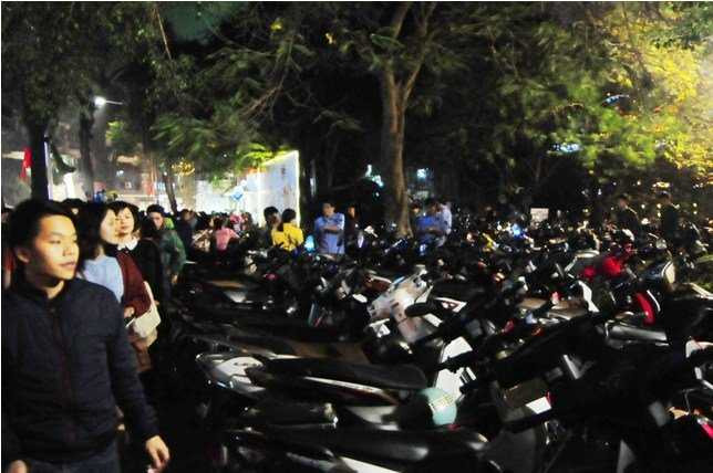 Bãi gửi xe bên bờ Hồ Gươm (gần kem Thủy Tạ) chật kín từ chập tối.