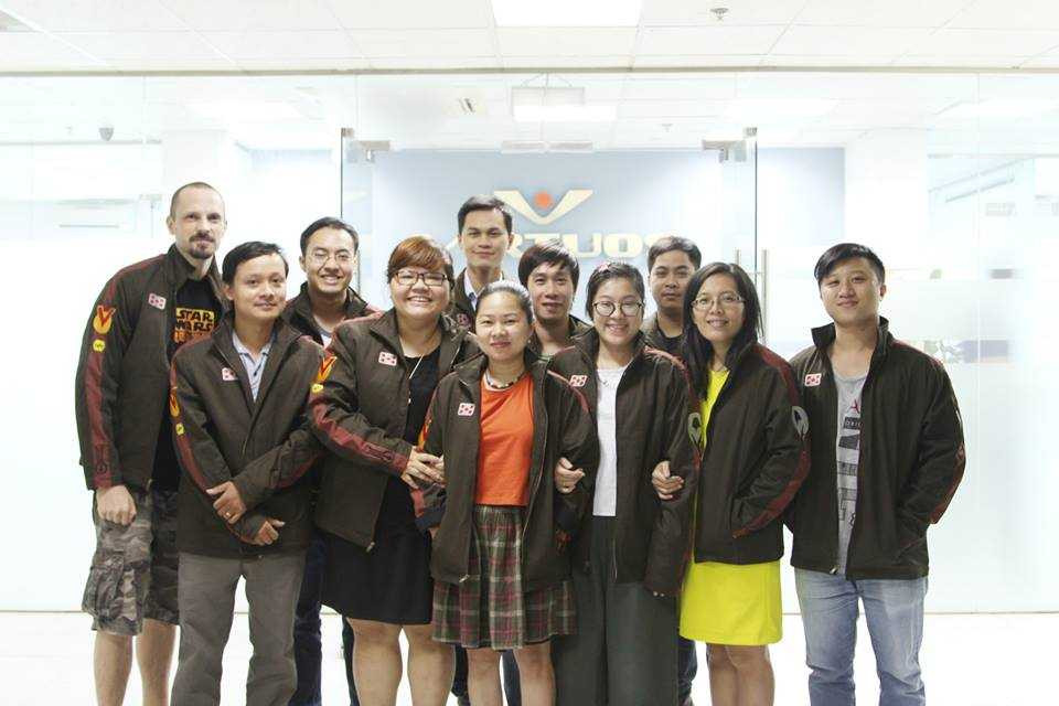 Minh Nhật cùng anh chị đồng nghiệp tại Virtuos Sparx