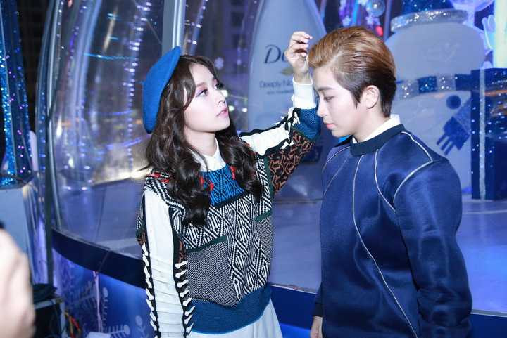 Trong sự kiện, Chi Pu và Gil Lê không quên gửi lời chúc Giáng Sinh yêu thương tới những khán giả đã ủng hộ cả hai suốt thời gian qua.