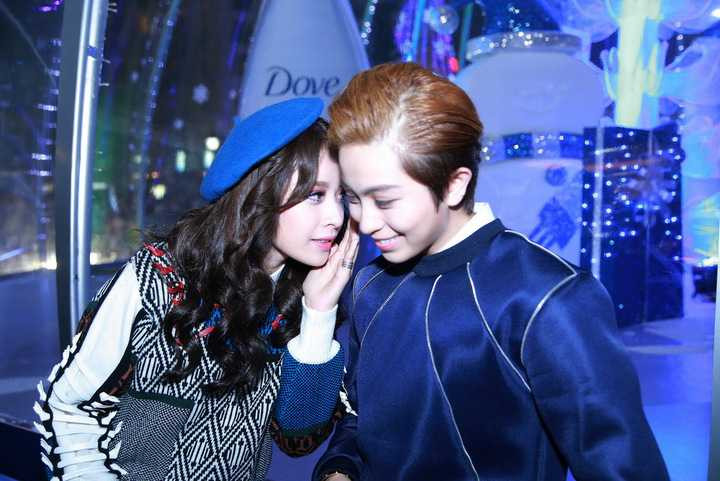 Hai cô gái khiến nhiều fan tỏ ra thích thú với những hành động thân thiết bên nhau, không rời nửa bước. Họ cũng biểu diễn một số tiết mục để gửi tới mọi người.