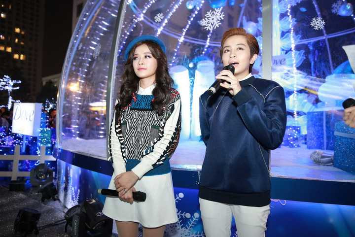 Không chỉ vậy, Gil Lê cũng đối xử với Chi Pu rất tốt, luôn giúp đỡ cô hết lòng khiến nữ diễn viên Hà thành cảm động. Kể từ đó, cả hai nhanh chóng trở thành đôi bạn thân thiết.